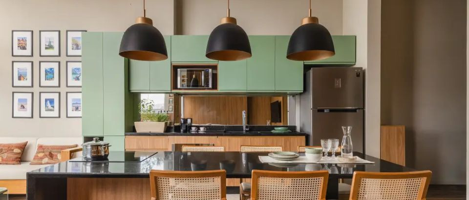 CASA COM BR | Estúdio tem mesa para seis pessoas, duas áreas de estar e lavanderia no lavabo