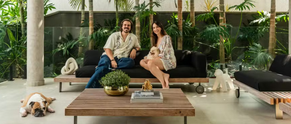 Casa e Jardim | Leo Bagarolo e Evelin Camargo mostram mansão conectada à natureza e confortável para os pets