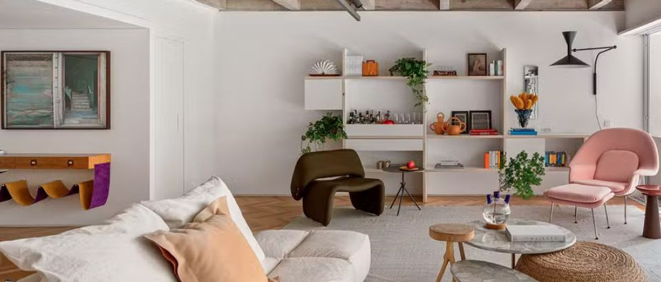 CASA E JARDIM | Reforma destaca laje nervurada de concreto aparente em apartamento paulistano