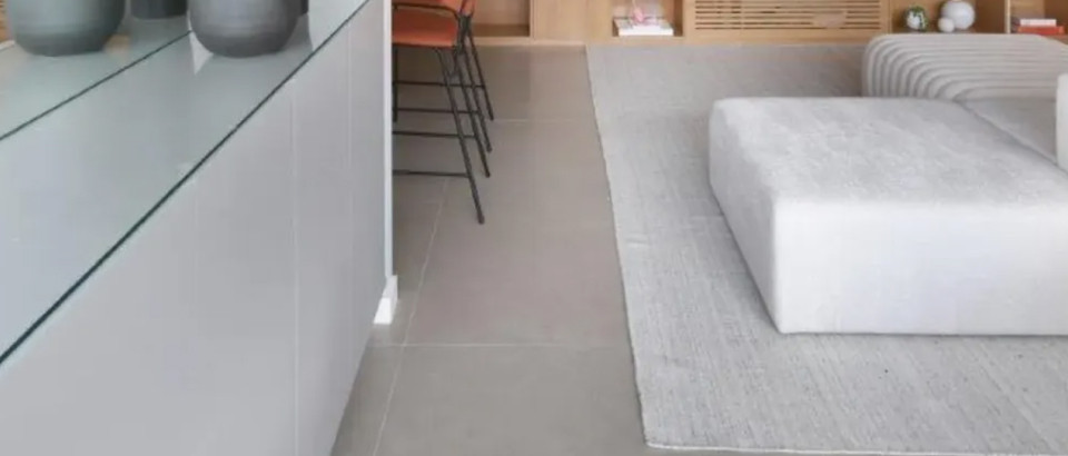 Casa e Jardim | Piso queimado colorido: saiba qual cor escolher, onde aplicar e como compor