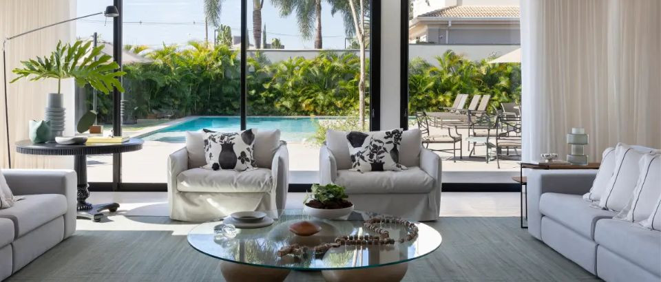 CASA COM BR | Espaço gourmet tem telão retrátil para os momentos de lazer   