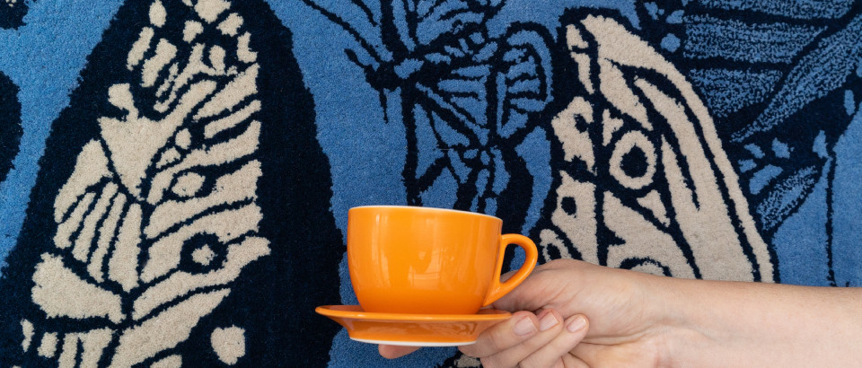 Revista Lide | Cordas iluminadas arranjadas em pencas de forma desproporcional de Murilo Weitz