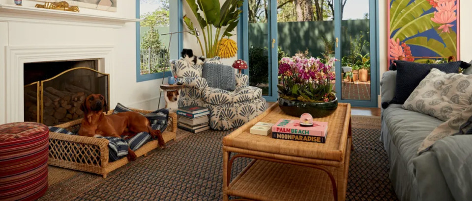 Casa Vogue | Chay Suede e Laura Neiva abrem casa de 500 m² decorada com móveis carregados de história