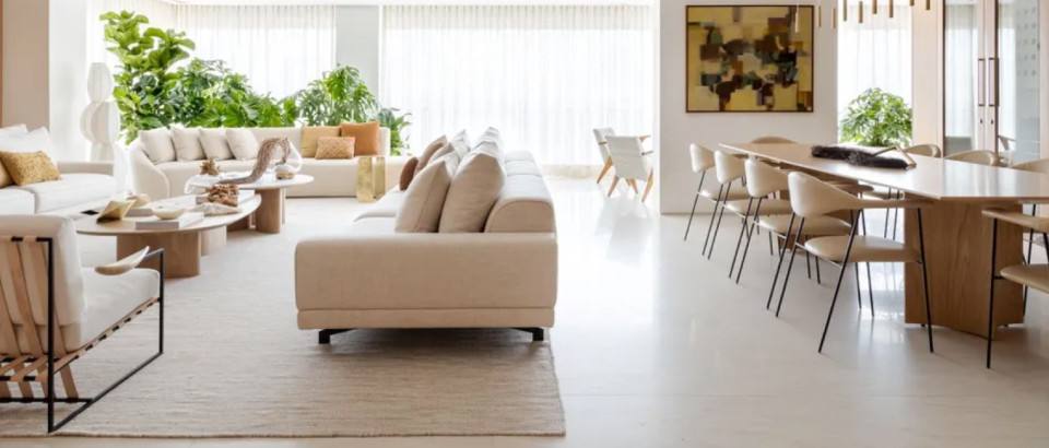 Casa e Jardim | Madeira, design e plantas conferem atmosfera "cozy" em apê de 370 m²