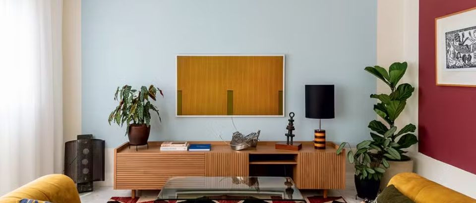 CASA E JARDIM | Mistura de cores, memórias e brasilidade marcam apartamento alugado de 192 m²