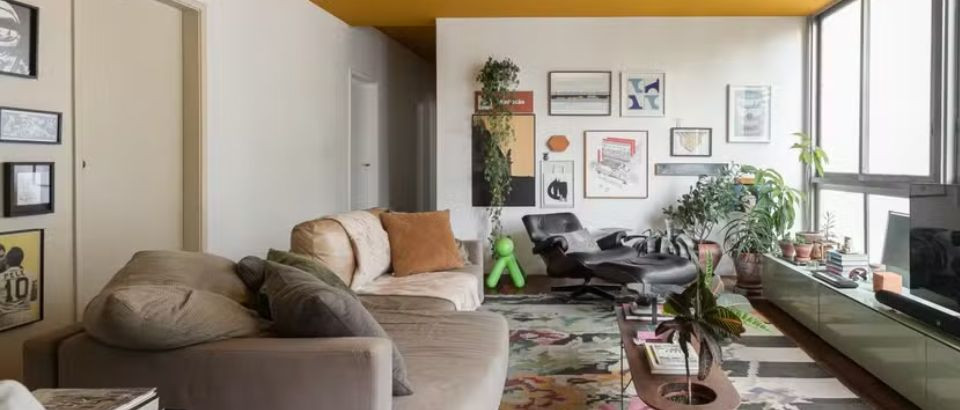 CASA E JARDIM | Apartamento alugado ganha atmosfera solar com teto colorido e peças afetivas