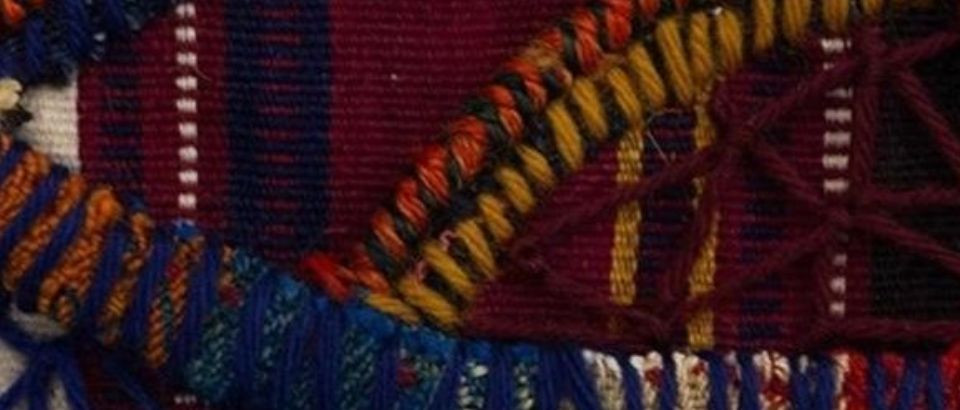 REVISTA USE | by Kamy apresenta tapeçarias com bordados feitos à mão 