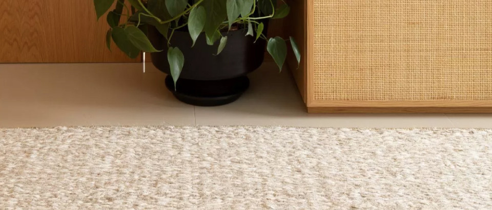 Casa e Jardim | Madeira e objetos afetivos aquecem base branca de apartamento