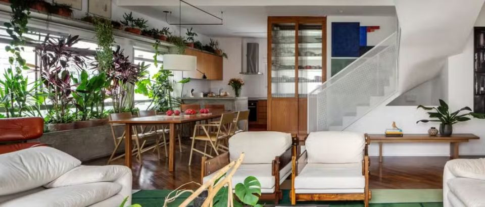 CASA E JARDIM | Estante de concreto, plantas e equilíbrio entre gerações renovam tríplex em SP