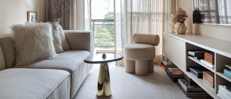 Casa e Jardim | Apartamento monocromático tem peças de design assinado e muito charme