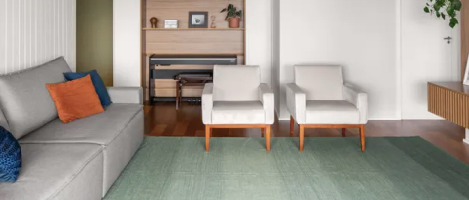 Casa e Jardim | Apê integrado destaca a cor verde e tem painel que delimita espaços