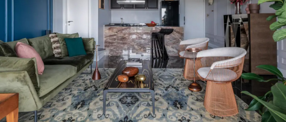Casa | Parede azul com boiseries traz personalidade para apê que mistura estilos