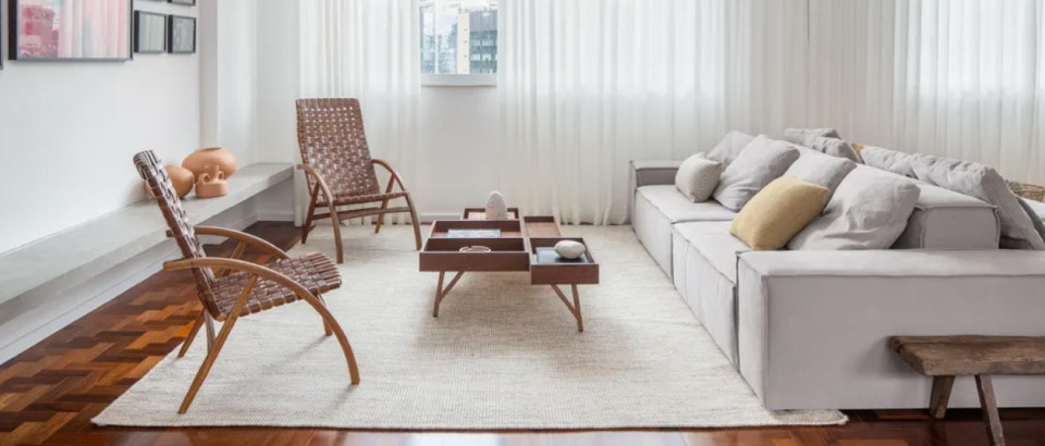 Casa e Jardim | Serralheria vermelha confere unidade e personalidade em apartamento