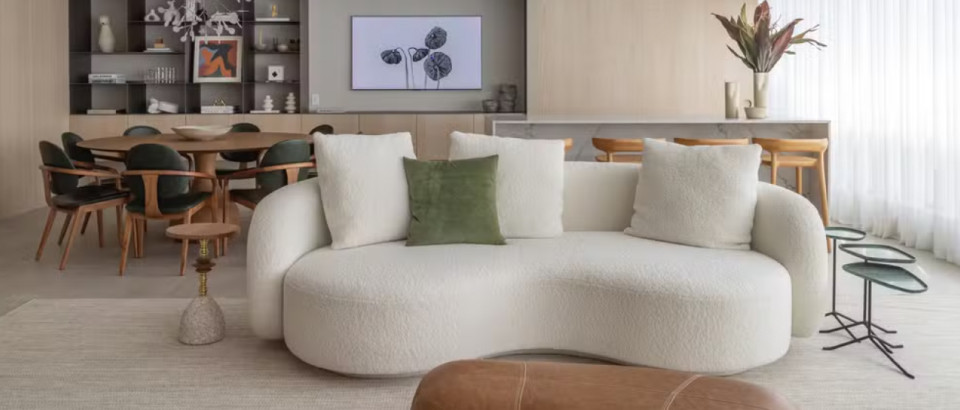 Casa Vogue | Formas orgânicas e pontos de cor dão o tom de apartamento