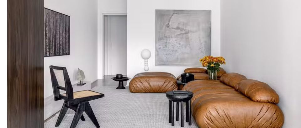 Sala com sofá marrom: 28 projetos com dicas de combinações de cores