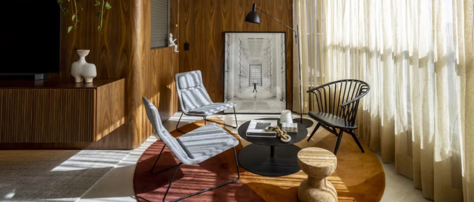 Casa Vogue | Madeira traz clima aconchegante para apartamento de 145 m², em São Paulo